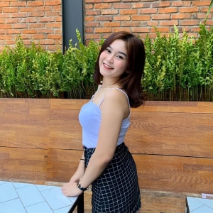 "Senyum berdiri"