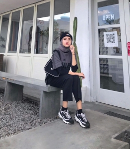 "Duduk di kursi seorang perempuan"
