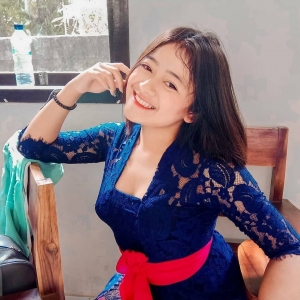 "Perempuan Memakai adat Bali"